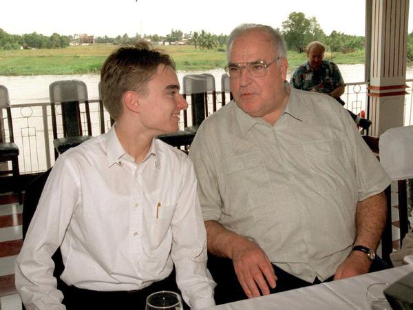 Lange her. Ex-Kanzler Helmut Kohl (r.) und Lars Windhorst, damals 19 Jahre alt, im Jahr 1995 auf einer Bootsfahrt auf dem Saigon-Fluß in Vietnam.