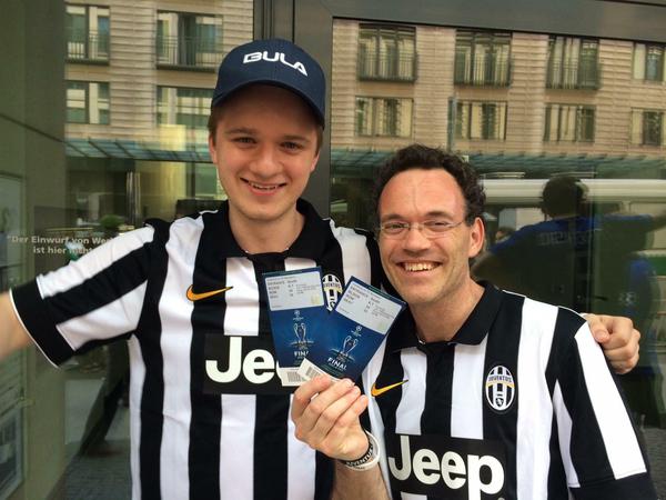 Zwei stolze Juve-Fans, die Karten besitzen.