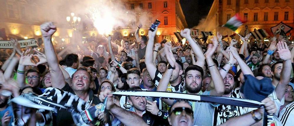 Zwischenhoch: Juventus-Fans feiern gemeinsam in Turin den zwischenzeitlichen Ausgleich im Champions-League-Finale von Berlin