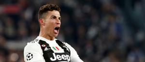 Cristiano Ronaldo von Juventus jubelt nachdem er das dritte Tor seiner Mannschaft erzielt hat.