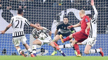 Zu früh gefreut. Der FC Bayern verspielte in Turin einen 2:0-Vorsprung, den Arjen Robben in dieser Szene erzielt. 