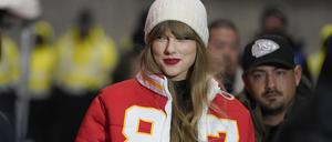 Taylor Swift trägt eine Jacke mit der Rückennummer von Kansas City Chiefs Tight End Travis Kelce.