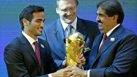 Dezember 2010: Fifa-Generalsekretär Valcke (M.) bei der WM-Vergabe mit dem Emir von Katar, Scheich Hamad bin Khalifa al Thani (r.), und dem Bewerbungschef Katars, Mohammed bin Hamad al Thani. 