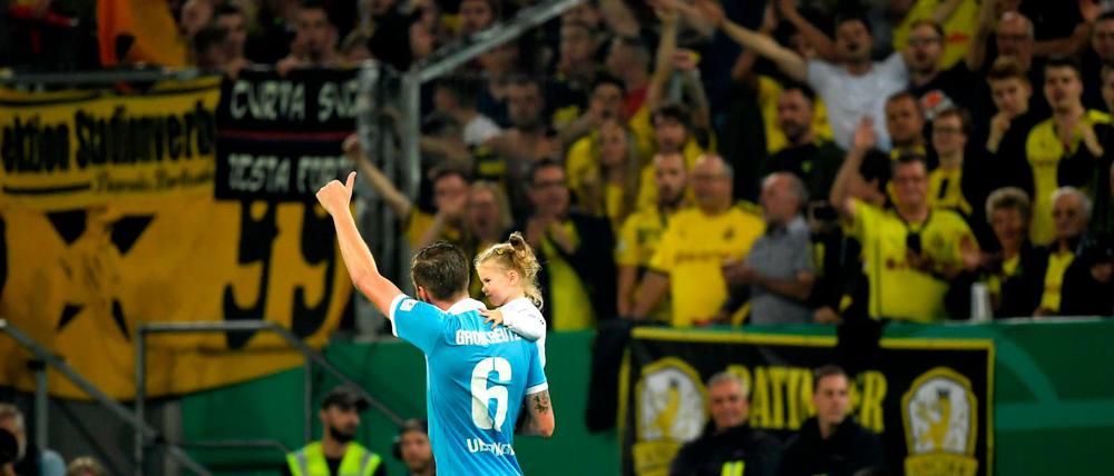 Echte Liebe: Kevin Großkreutz wird nach dem Pokalspiel von den BVB-Fans gefeiert.
