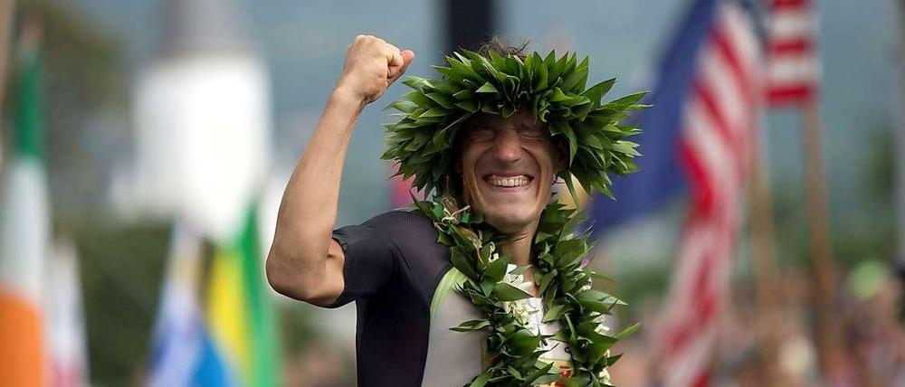 Geschafft: Sebastian Kienle feiert endlich seinen Triumph auf der US-Amerikanischen Inselgruppe.