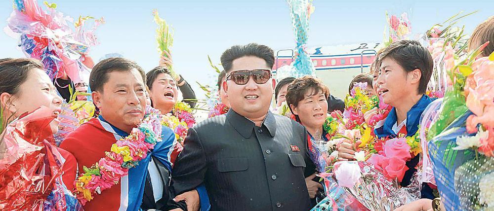 So sieht es laut der North Korean Central News Agency aus, wenn Kim Jong-Un die Fußball-Nationalmannschaft der Frauen am Flughafen empfängt.
