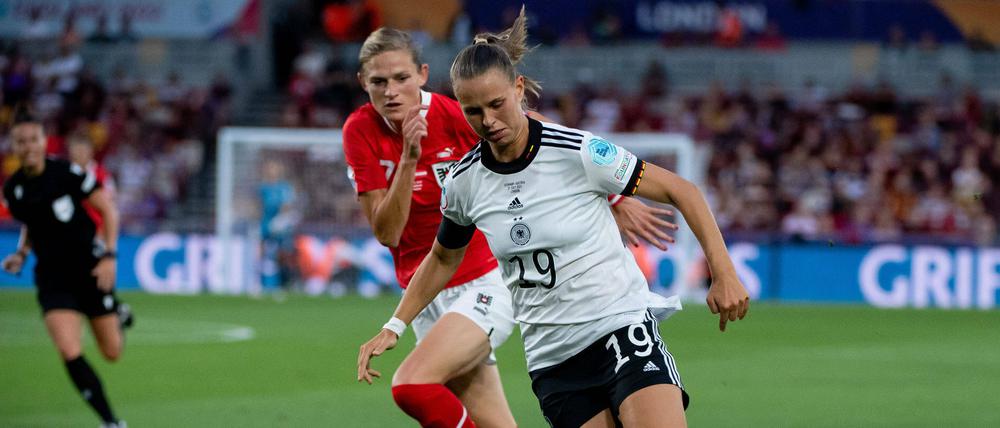 Klara Bühl (r.) setzte sich im Zweikampf mit der Österreicherin Carina Wenninger entscheidend durch vor dem 1:0 für Deutschland.