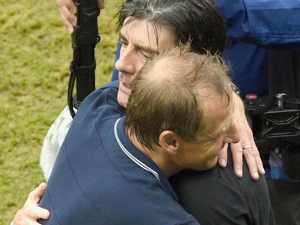 Die Trainer Jürgen Klinsmann und Joachim Löw umarmen sich nach dem 1:0 Sieg für Deutschland gegen die USA bei der WM 2014 in Brasilien.
