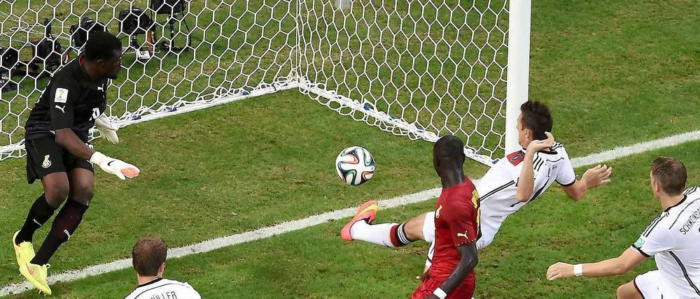 Langes Bein. Gleich zieht Miroslav Klose mit Ronaldo in der ewigen WM-Torschützenliste gleich. 
