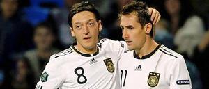 Mesut Özil und Miroslav Klose werden beim Spiel gegen die Niederlande nicht dabei sein.