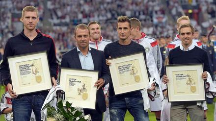 Vier auf einen Streich: Neben Miroslav Klose (2.v.r.) sind auch Per Mertesacker (l.) und Philipp Lahm (r.) zurückgetreten. Der ehemalige Co-Trainer Hansi Flick bleibt dem DFB als neuer Sportdirektor erhalten.