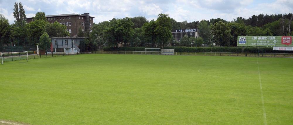 Nichts los: Die Berliner Amateur-Fußballplätze, wie das Käthe-Tucholla-Stadion auf dem Gelände des SSV Köpenick-Oberspree, bleiben an diesem Wochenende leer.