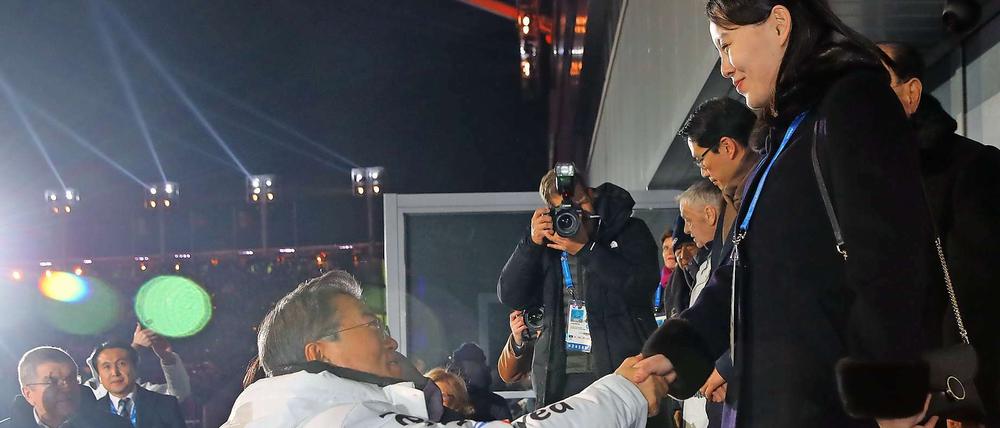 Historischer Handschlag. Südkoreas Präsident Moon Jae In begrüßt Kim Yo Jong (rechts), die für das Regime aus Nordkorea anreiste.