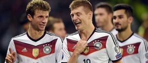 Thomas Müller (l.) und Toni Kroos hoffen auf viele Stimmen bei der Weltfußballerwahl.