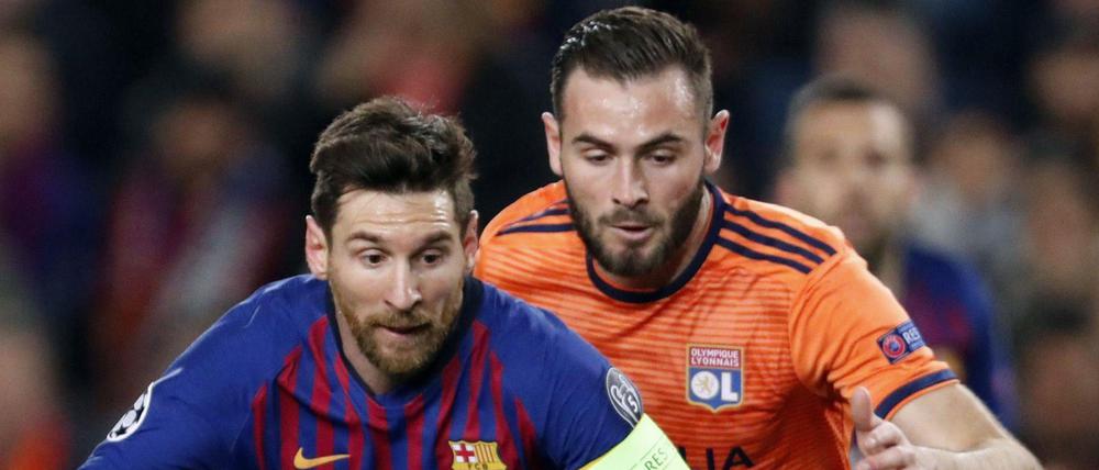In guter Gesellschaft. Lucas Tousart (hinten) hat sich in der Champions League schon mit Lionel Messi gemessen - und sogar ein Tor gegen Barca erzielt.