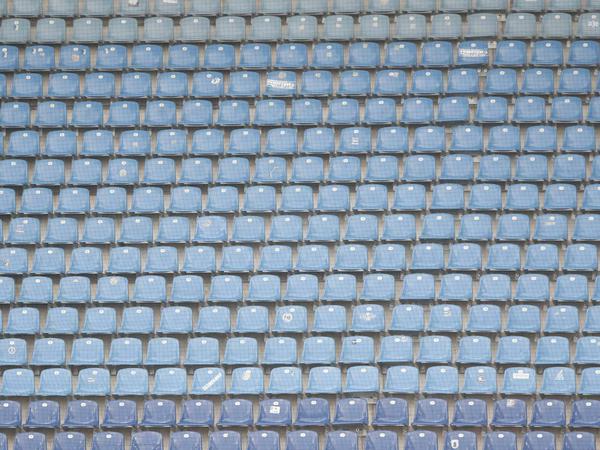 Leere Sitzreihen im Stadion.