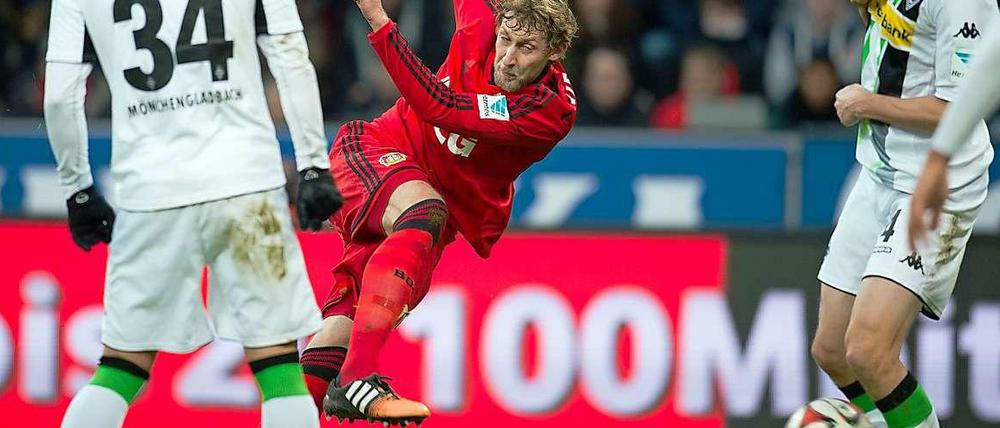 Schwungvoller Nachmittag. Leverkusen und Mönchengladbach lieferten sich ein temporeiches Duell, hier verzieht Bayer-Stürmer Stefan Kießling gegen Granit Xhaka (l.) und Roel Brouwers. 