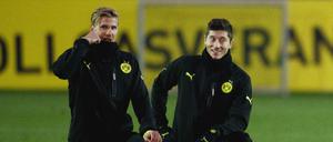Robert Lewandowski (r.) und seine Dortmunder Kollegen spielen heute gegen Neapel um das Überwintern in der Champions League.