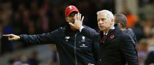 Liverpools Trainer Jürgen Klopp (L) streitet mit Alan Pardew von Crystal Palace.