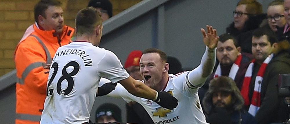 Wayne Rooney (rechts) bejubelt sein Tor zum 1:0 für Manchester United bei Liverpool.