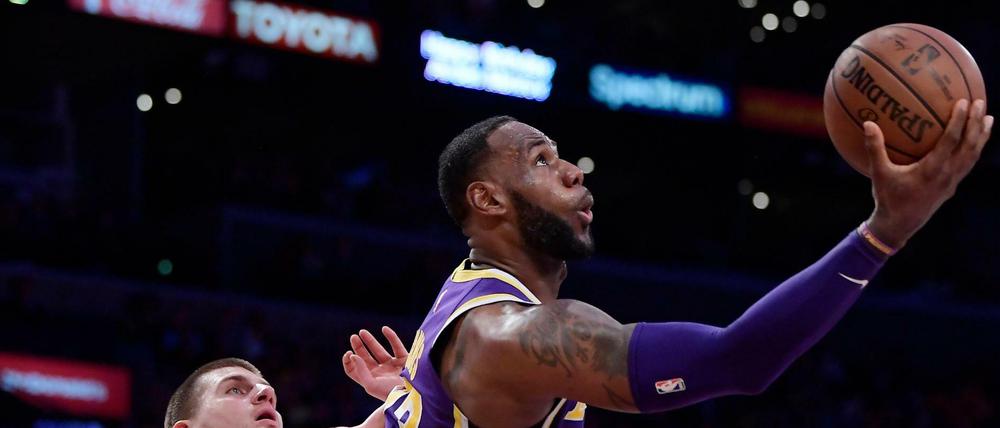 Am Ziel vorbei. LeBron James (r.) und die Los Angeles Lakers werden die Play-Offs mit großer Wahrscheinlichkeit verpassen.