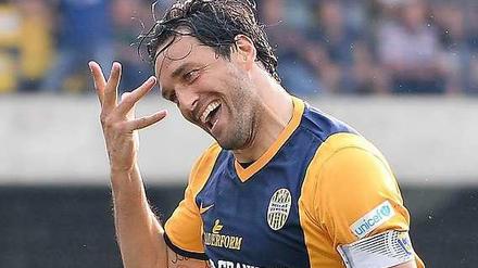 Luca Toni in seiner bekannten Jubelpose: Der 38-Jährige knipste in der vergangenen Saison 22 Mal für Hellas Verona das Licht an.