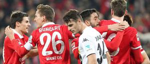 Die Mainzer Spieler feiern den Ausgleichstreffer zum 2:2. 