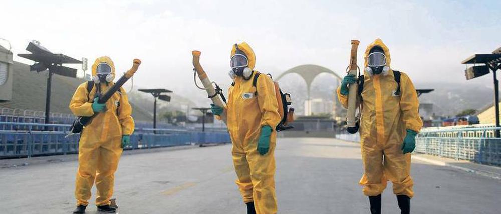 Die Mückenjäger. In den kommenden Tagen sollen weitere 50 000 Militärs mit Insektiziden bewaffnet auf die Straßen gehen. Foto: Reuters/Olivares