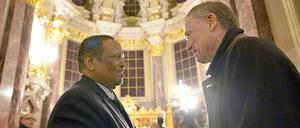 Gedenken an Mandela. Der frühere deutsche Bundespräsident Horst Köhler begrüßt den Botschafter der Republik Südafrika, Makhenkesi Arnold Stofile am Mittwochabend beim Trauergottesdienst im Berliner Dom. 