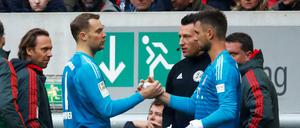 Abgeklatscht: Manuel Neuer (links) wurde in Düsseldorf nach seiner Verletzung durch Sven Ulreich (rechts) im Bayern-Tor ersetzt.