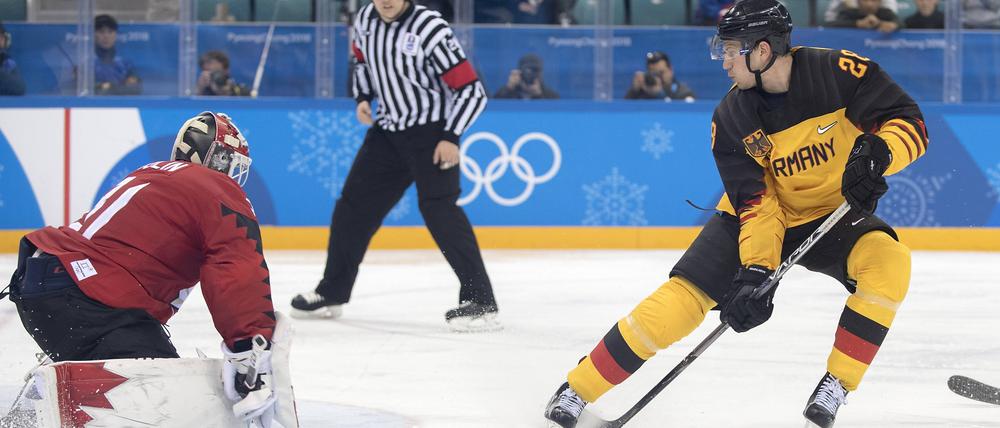 Schläger, spitze, eins, zwei, drei. Frank Mauer überwindet im olympischen Halbfinale 2018 Kanadas Torwart Kevin Poulin. Der spielte damals bei den Eisbären, jetzt wird Mauer ein Berliner.