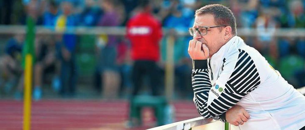 Grübeln an der Bande: Mönchengladbachs Sportdirektor Max Eberl hat in den vergangenen Tagen viele Spekulationen losgetreten.