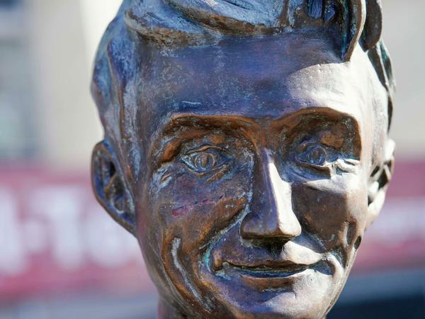 Eine Bronzefigur von Fritz Walter steht vor dem nach ihm benannten Stadion in Kaiserslautern.