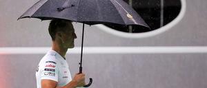 Und dann stehst du im Regen... Michael Schumacher weiß noch nicht, wohin es nach dem Aus bei Mercedes für ihn geht.