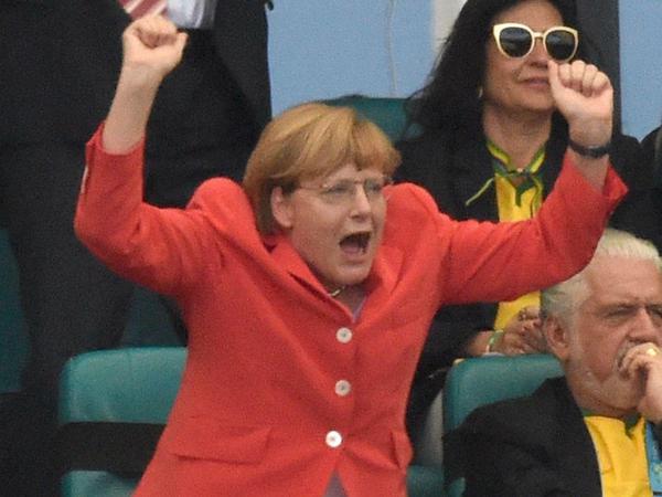Nummer zwölf bebt: Bundeskanzlerin Angele Merkel zählt inzwischen fast schon zur Nationalelf. In Brasilien gab es jetzt wieder Anlass zum Jubeln beim 4:0-Seig der Mannschaft von Bundestrainer Joachim Löw gegen Portugal zum Auftakt in der Gruppe G.