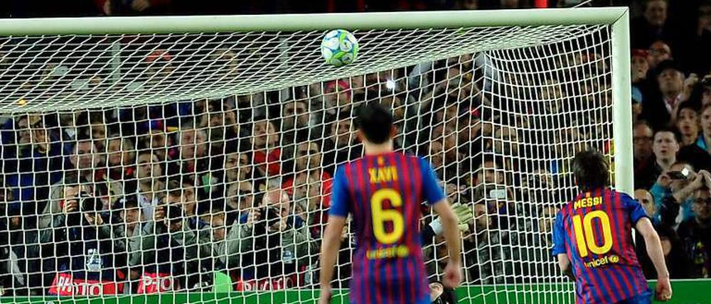 Knapp daneben ist auch vorbei. Lionel Messi trifft per Elfmeter nur die Latte und Barcelona scheitert trotz großer Überlegenheit an Chelsea.
