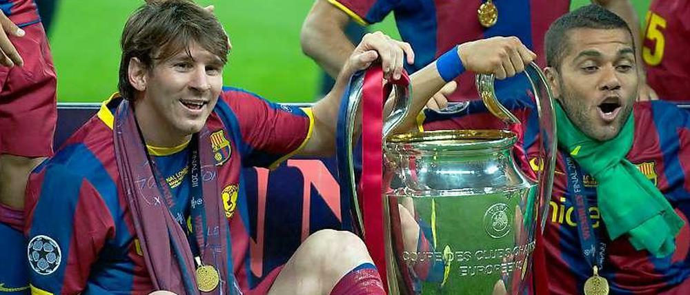 Ein bisschen Pokal halten und danach ab hinter verschlossene Türen: Lionel Messi (links) und Dani Alves vom FC Barcelona nach dem Champions-League-Sieg 2011.