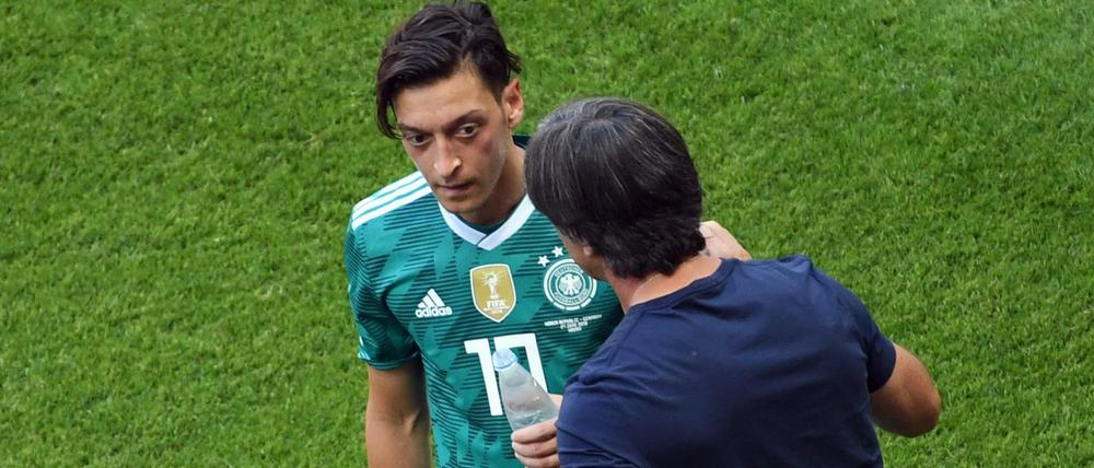 Mesut Özil und Bundestrainer Joachim Löw.