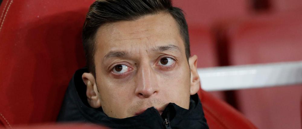 Mesut Özil hat wegen eines Tweets Ärger mit seinem Verein Arsenal London.