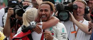 Lewis Hamilton feiert die Titelverteidigung.
