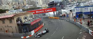 Am Ort des Geschehens. Michael Schumacher kommt in der Rascasse in Monte Carlo diesmal nicht zum Stehen.