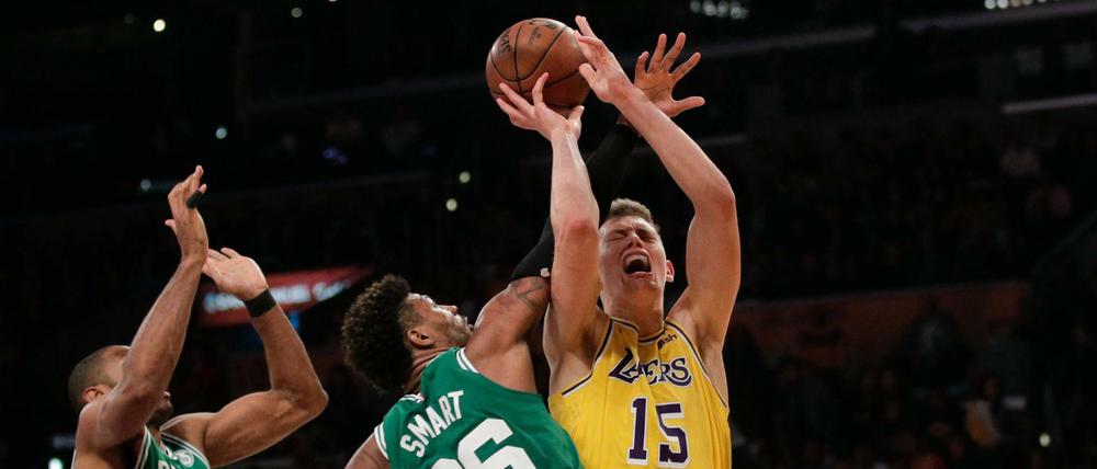 Das tut weh. Trotz starker Leistung unterlag Moritz Wagner (rechts) mit seinen Los Angeles Lakers den Boston Celtics.