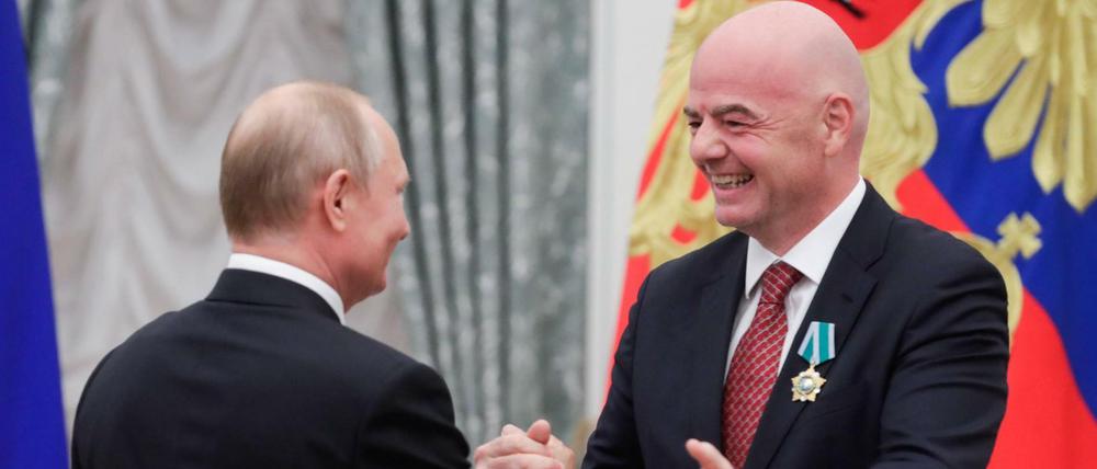 Ein Jahr nach der WM in Russland überreichte Putin Fifa-Präsident Gianni Infantino den „Orden der Freundschaft“.