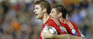 Tor ins Achtelfinale: Bayern Münchens Thomas Müller feiert mit dem wiedergenesenen Mario Gomez seinen Treffer zum 1:1.