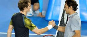 Endlich geschafft: Andy Murray (l.) siegt zum ersten Mal gegen Roger Federer bei einem Grand-Slam-Turnier.
