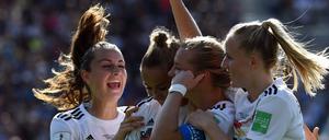 Gemeinsam gewinnen: Das deutsche Team um Torschützin Alexandra Popp (2.v.r.) steht bei der Weltmeisterschaft im Viertelfinale.