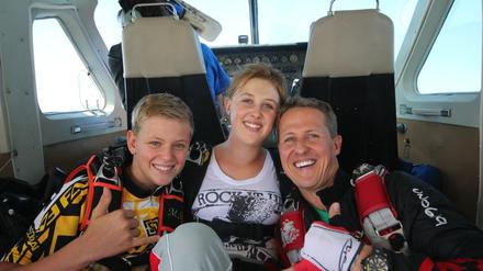 Der frühere Formel-1-Rennfahrer Michael Schumacher und seine Kinder Mick Schumacher und Gina-Maria Schumacher in einer Szene der Netflix-Dokumentation "Schumacher".