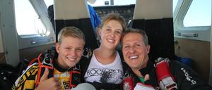 Der frühere Formel-1-Rennfahrer Michael Schumacher und seine Kinder Mick Schumacher und Gina-Maria Schumacher in einer Szene der Netflix-Dokumentation "Schumacher".