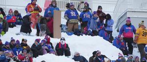 Football zwischen Schneebergen. In Buffalo wurde trotzdem Schneesturm gespielt.