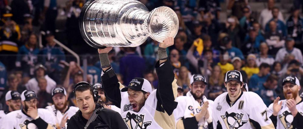 Sieg im Stanley Cup: Matt Cullen von den Pittsburgh Penguins mit der begehrten Trophäe